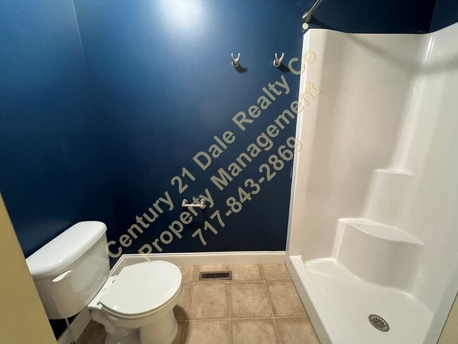 Building Photo - Large Three Bedroom 2.5 Baths in the Stone Gate Commons Association