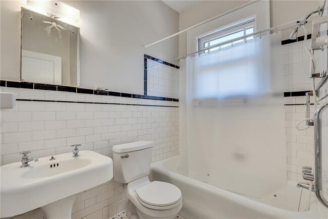 Building Photo - 812 Adair Ave NE