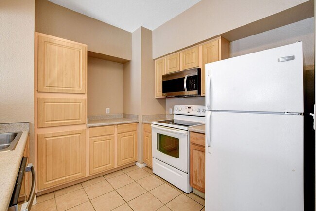 Building Photo - LOCATION! LOCATION! LOCATION! Move-in read...