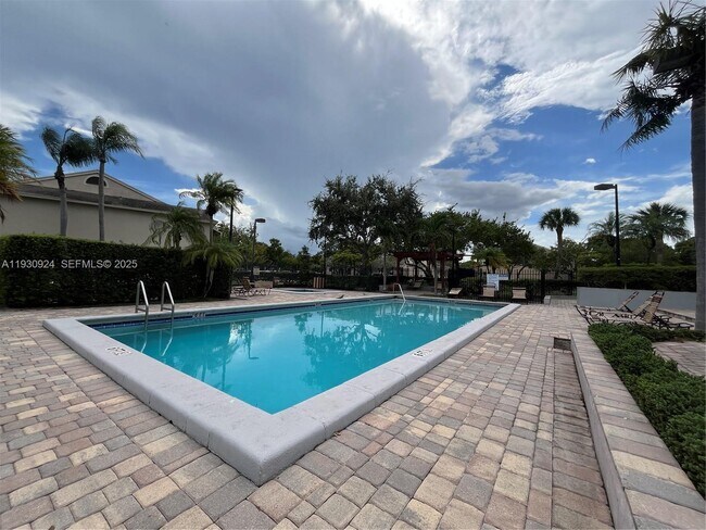 Building Photo - 671 Cypress Lake Blvd