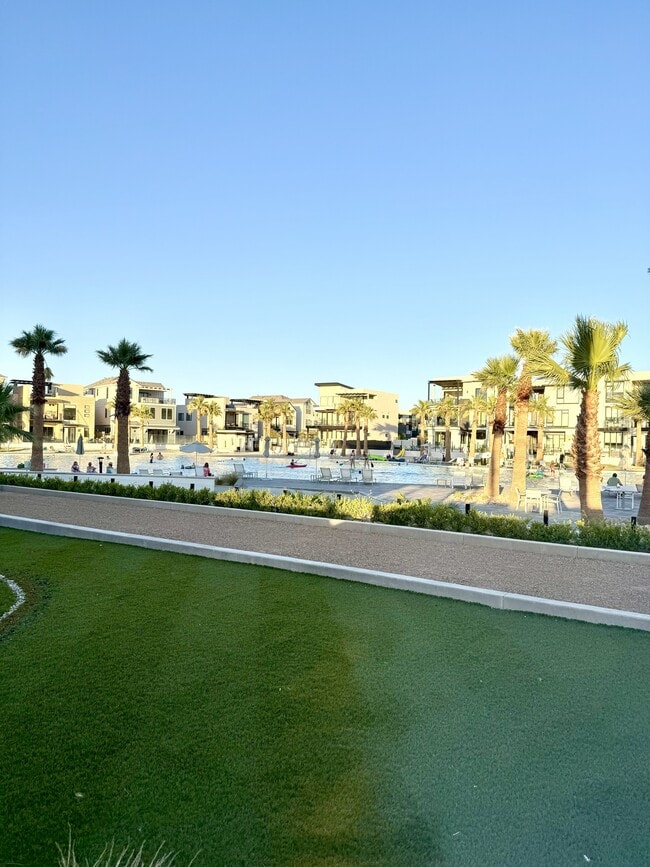 Building Photo - Desert Color Condo