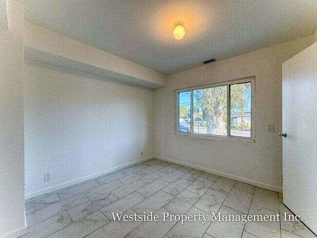 Building Photo - 8100 W 83rd St