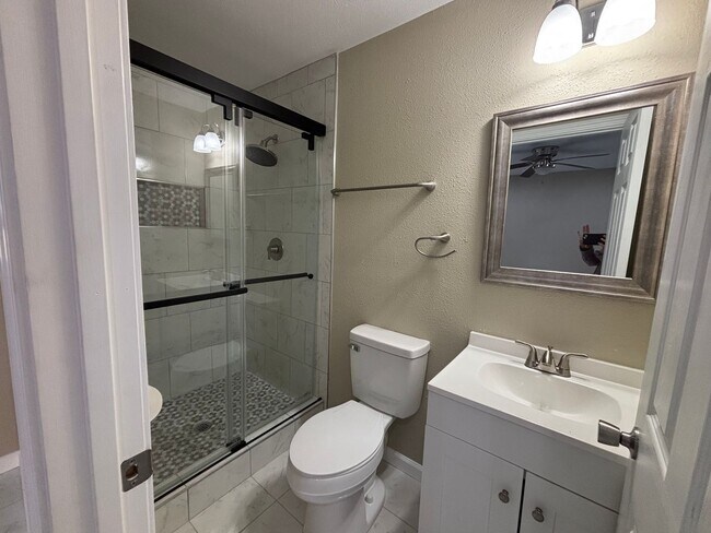 Building Photo - 3 Bedroom 2 Bath with Separate Mother in Law Suite