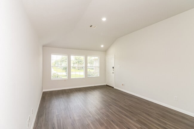Building Photo - 810 Desoto Dr
