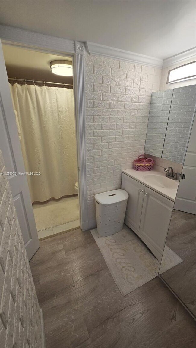 Building Photo - 2 bedroom in North Miami Beach FL 33179