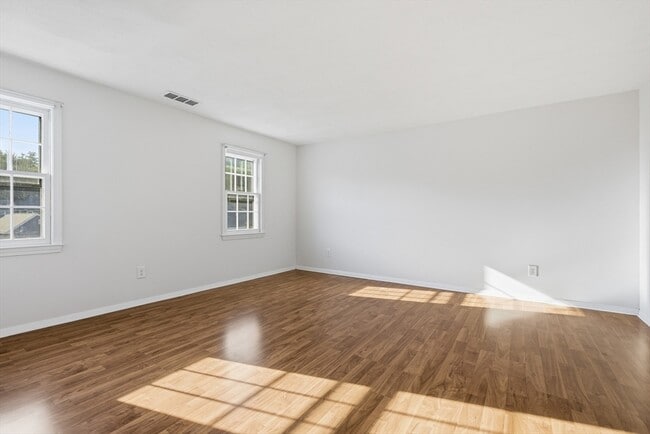 Building Photo - 146 Russet Ln