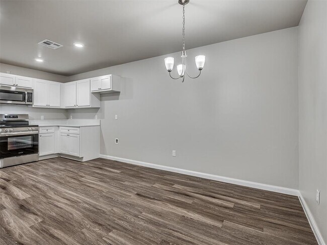 Building Photo - 206 Gray St