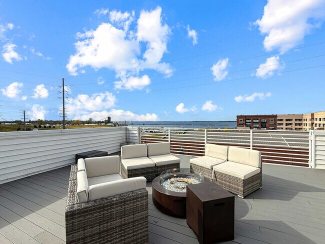 Building Photo - 412 W Shoreline Dr