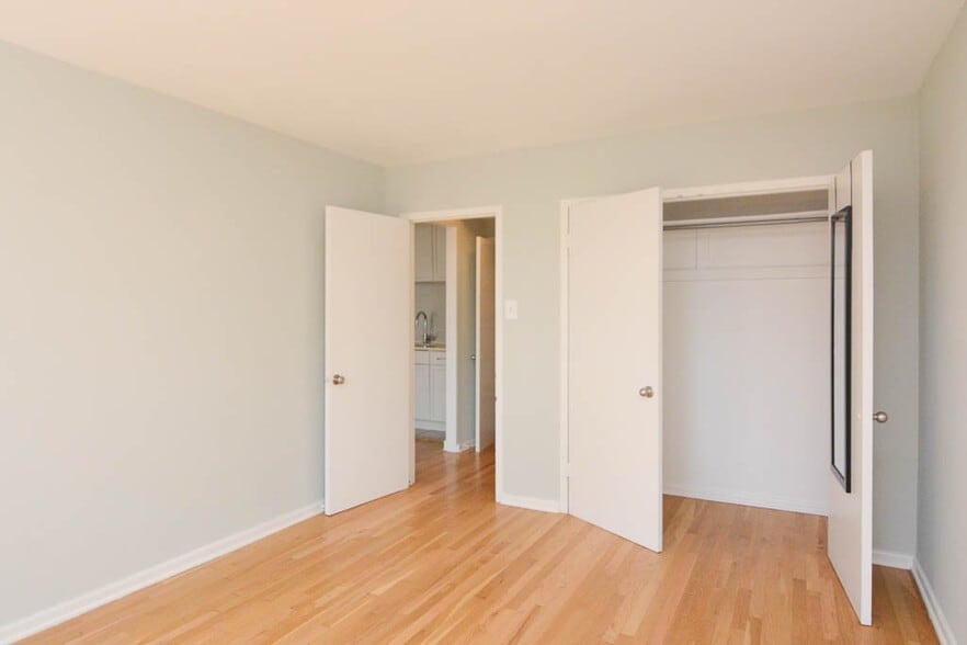 Building Photo - 450 W Wellington Ave