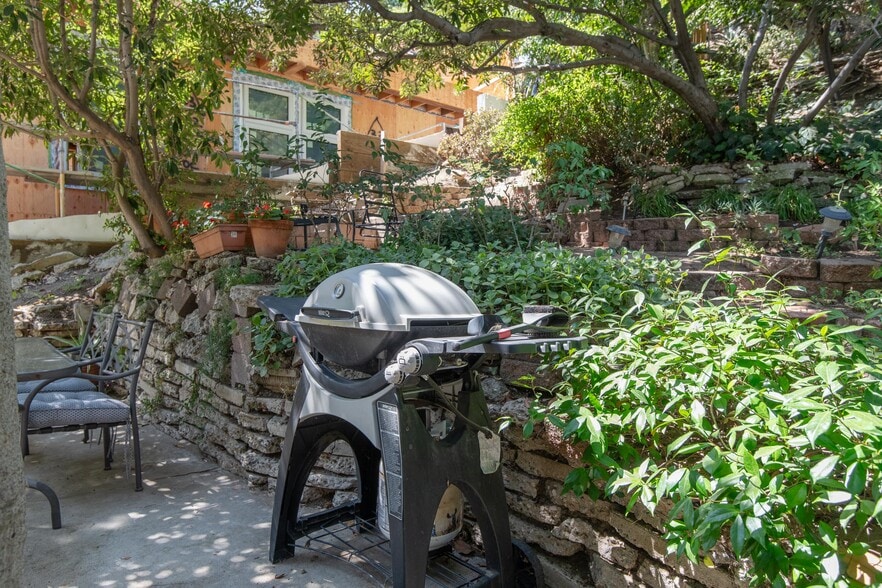 Building Photo - 2001 1/2 Pinehurst Rd