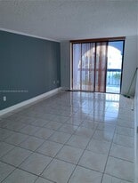 Building Photo - 9440 Fontainebleau Blvd