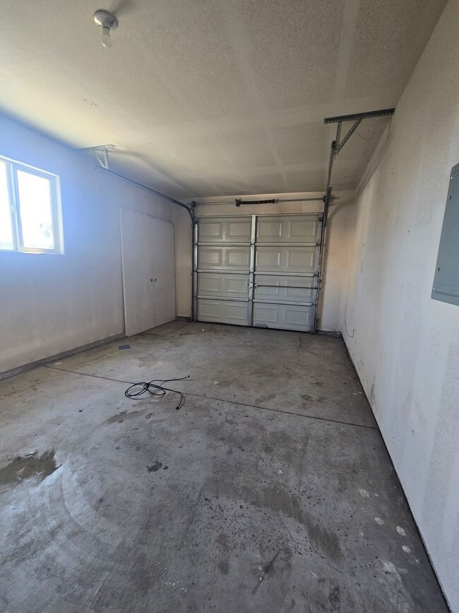 Building Photo - 2 Br 1 Ba available Now