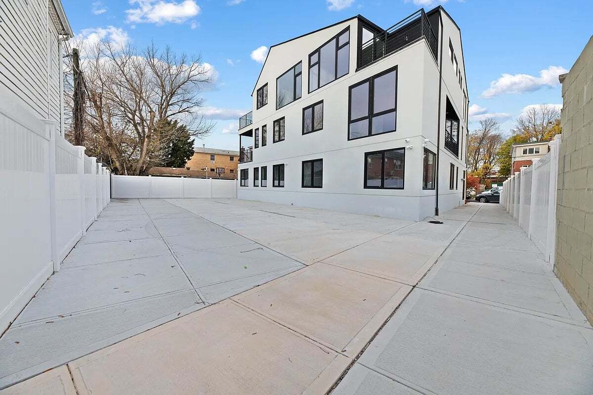 Building Photo - 2454 E 15th St