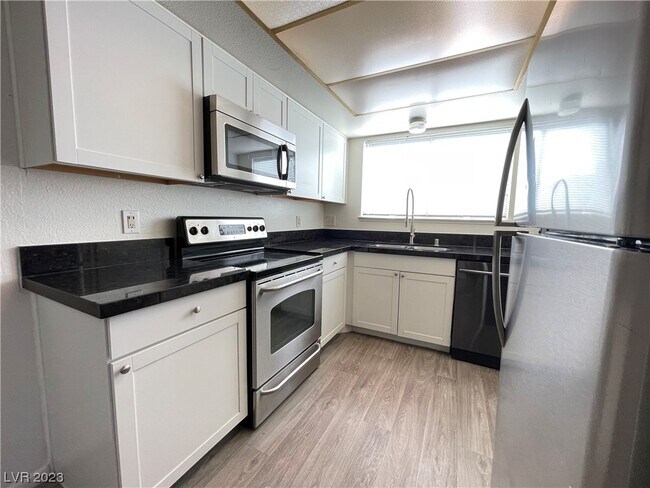 Building Photo - 574 Roxella Ln