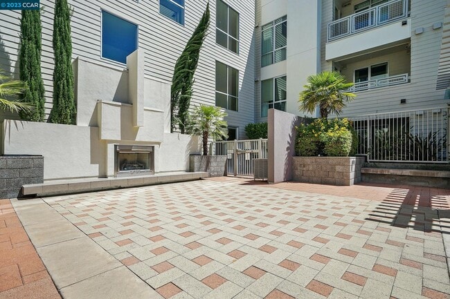 Building Photo - 1655 N California Blvd