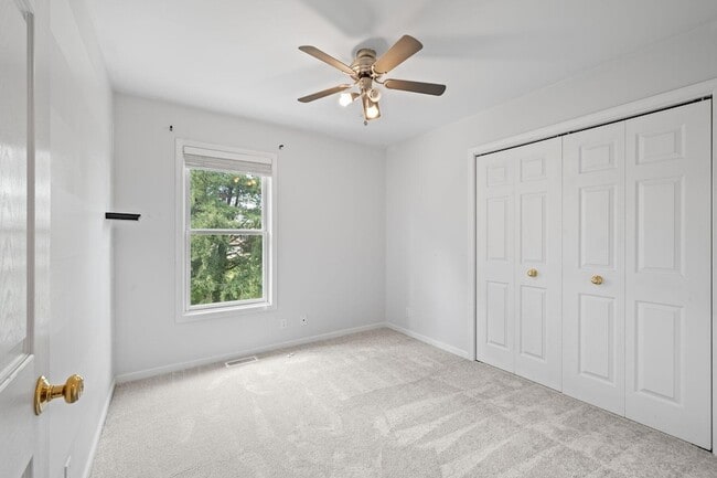 Building Photo - 406 Lakewood Dr