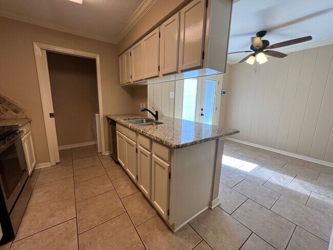 Building Photo - BEAUTIFUL TOWNHOME WITH COMMUNITY POOL AND...