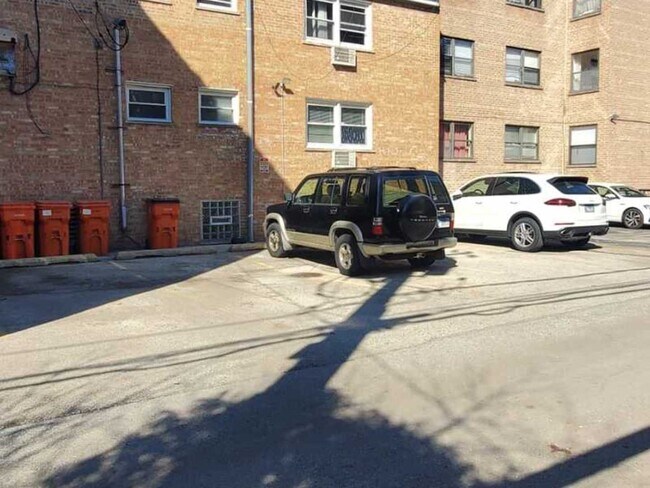 Building Photo - 1643 W Sherwin Ave