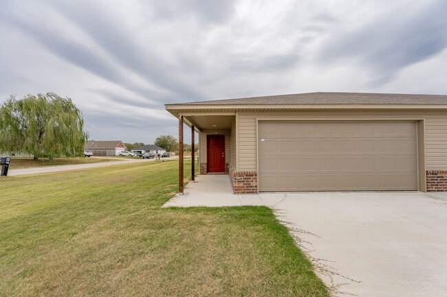 Building Photo - 3-bedroom 2 bath Duplex in Lincoln!!