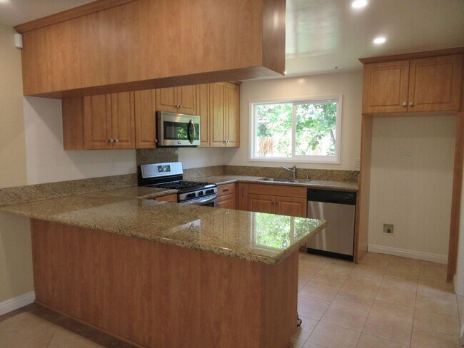 Building Photo - Beautiful Porter Ranch 3 Bedroom home on B...