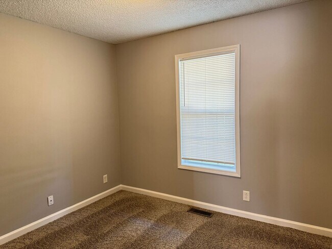 Building Photo - Awesome Ranch near Exit 1! 3bed/2bath with...