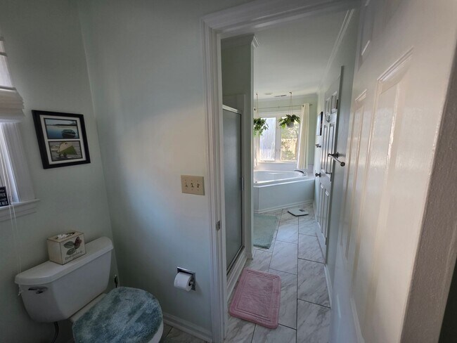 Building Photo - Beautiful 3 bedroom, 2 bath house with one car garage, located on Cummins Creek