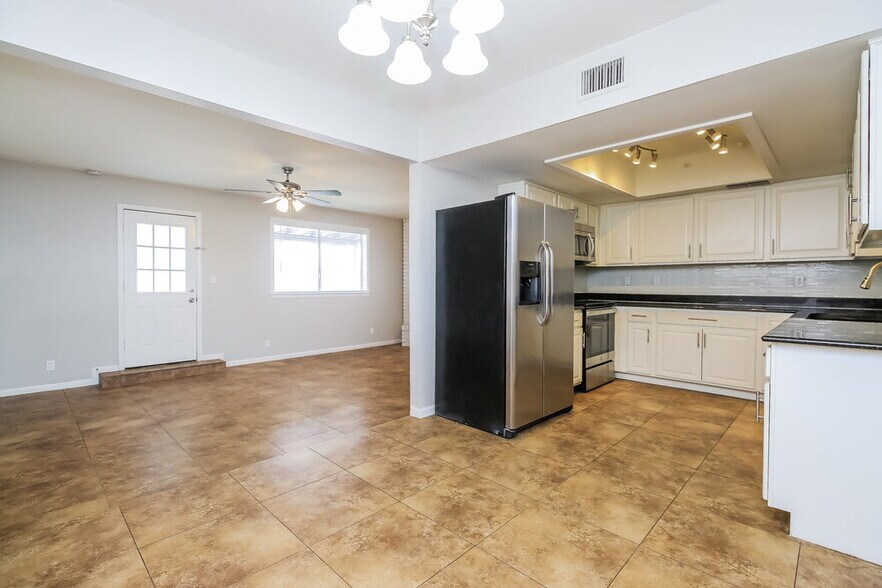 Building Photo - 2520 E Javelina Ave