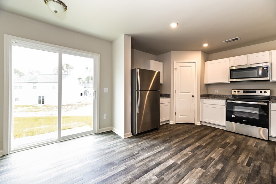 Building Photo - 672 Savanac St SE