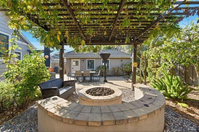 Building Photo - 1212 Mills Ave