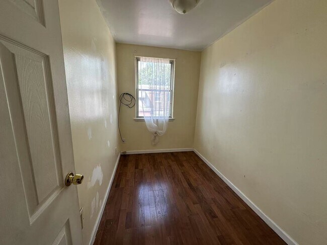 Building Photo - 3 bedroom 1 bath house available in South ...
