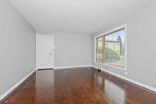 Interior Photo - 1518-1528 W 99th St