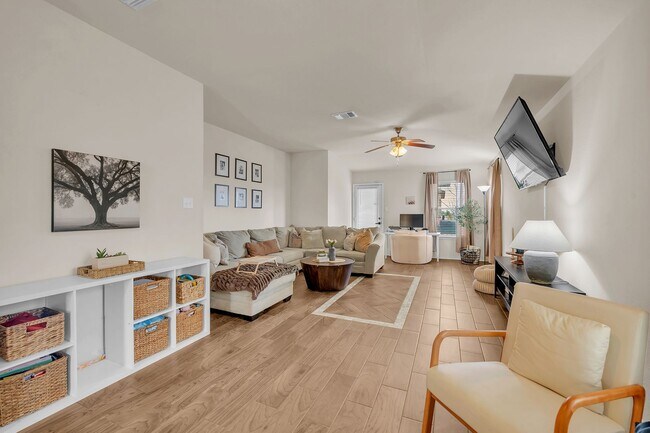 Building Photo - 4 bedroom/2 bath/2 Car Garage - Beautiful ...
