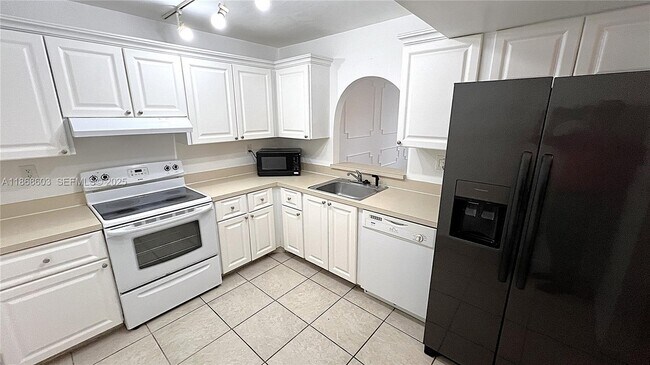 Building Photo - 711 N Pine Island Rd