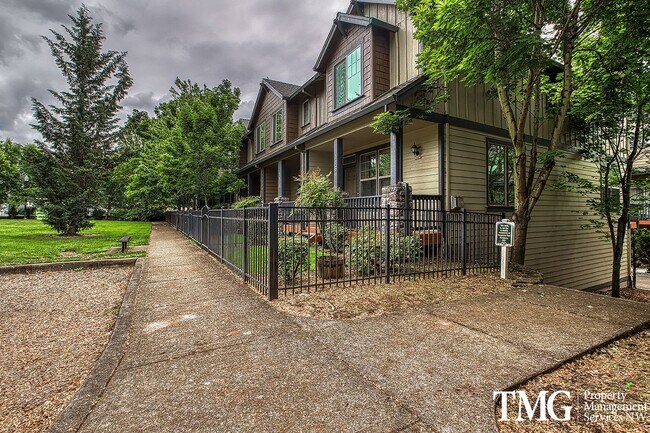 Building Photo - Contemporary 2 Bed 2.5 Bath Townhome in Hi...