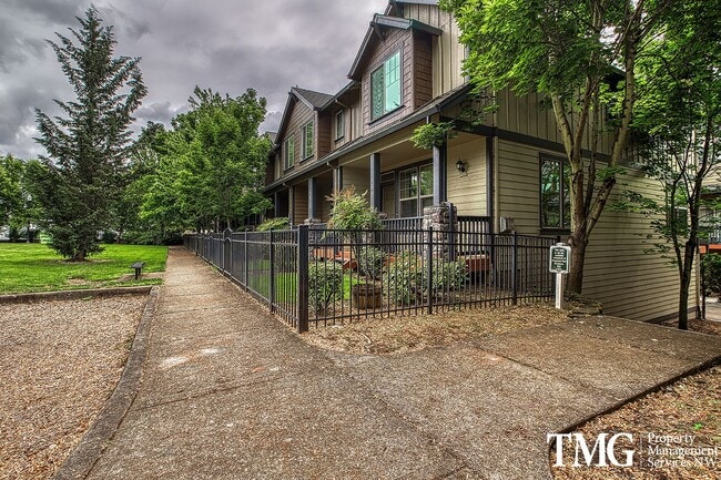 Building Photo - Gorgeous 4-bedroom Townhome with garage and washer / dryer in unit.