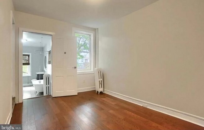 Building Photo - Spacious 3 Bedroom on 2nd