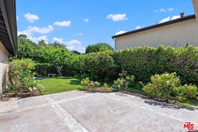 Building Photo - 1347 Avenida de Cortez