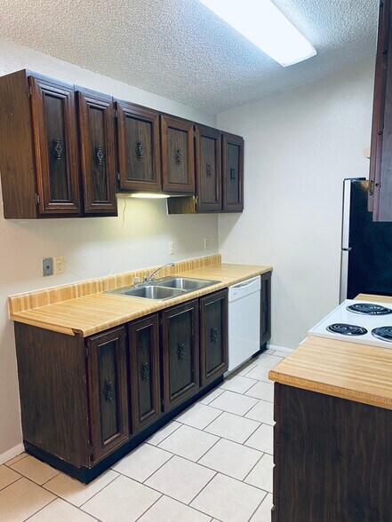 Building Photo - 830 Hardy Springs Cir