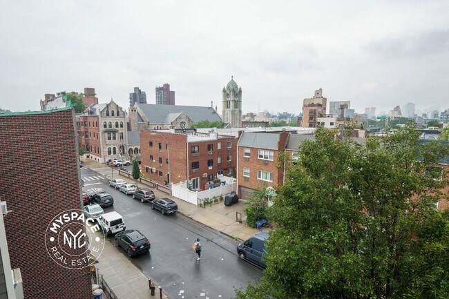 Building Photo - 52 Monitor St