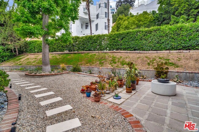 Building Photo - 3906 Alta Mesa Dr