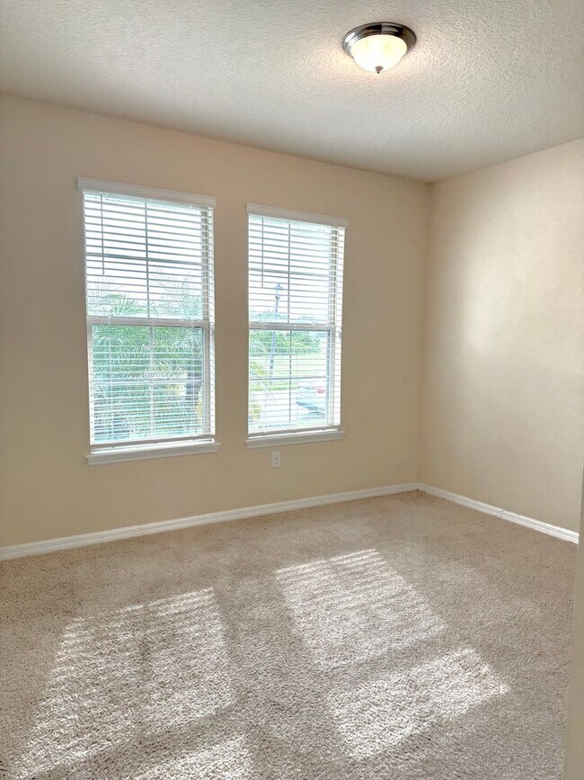 Building Photo - Large 4/3.5 Home located in Waterleigh! Do...
