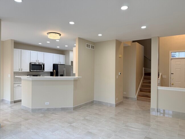 Building Photo - 431 Pine Lake Cir