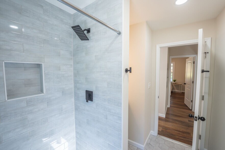 Building Photo - 1090 Indale Pl SW