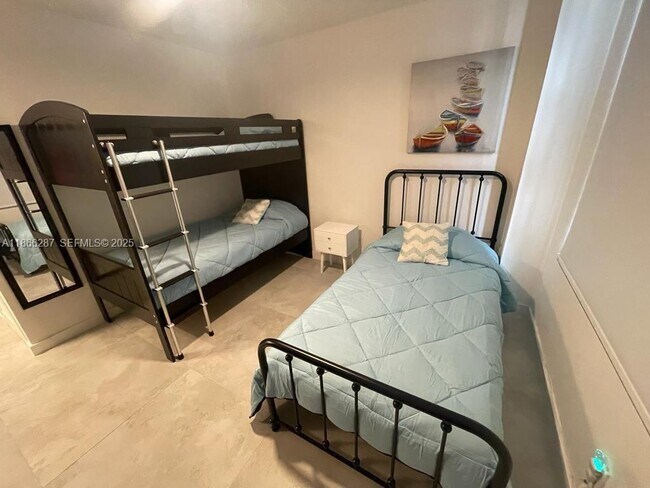 Building Photo - 5161 Collins Ave