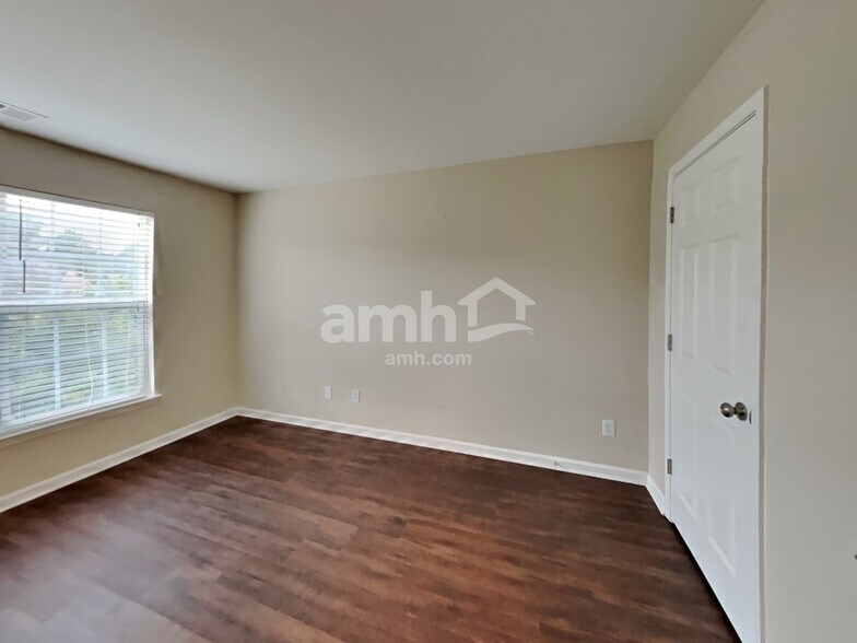 Building Photo - 20320 Southshore Dr