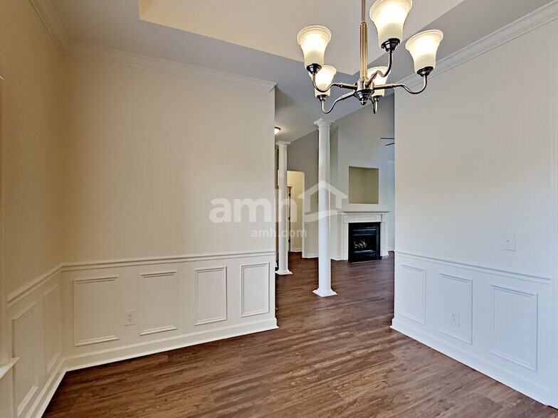 Building Photo - 563 Summit Way