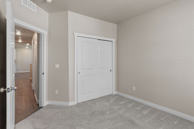 Building Photo - 2 Bedroom 2 Bathroom Ground Floor Townhome in Centerra
