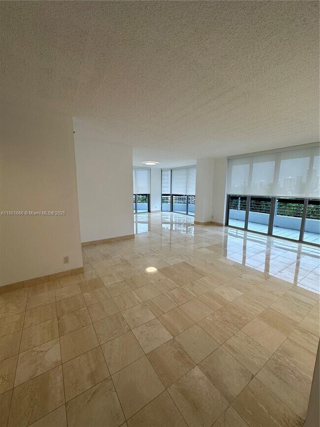 Building Photo - 3600 Mystic Pointe Dr