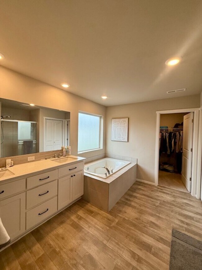 Building Photo - Spacious 4-Bedroom D.R. Horton Home – Grea...