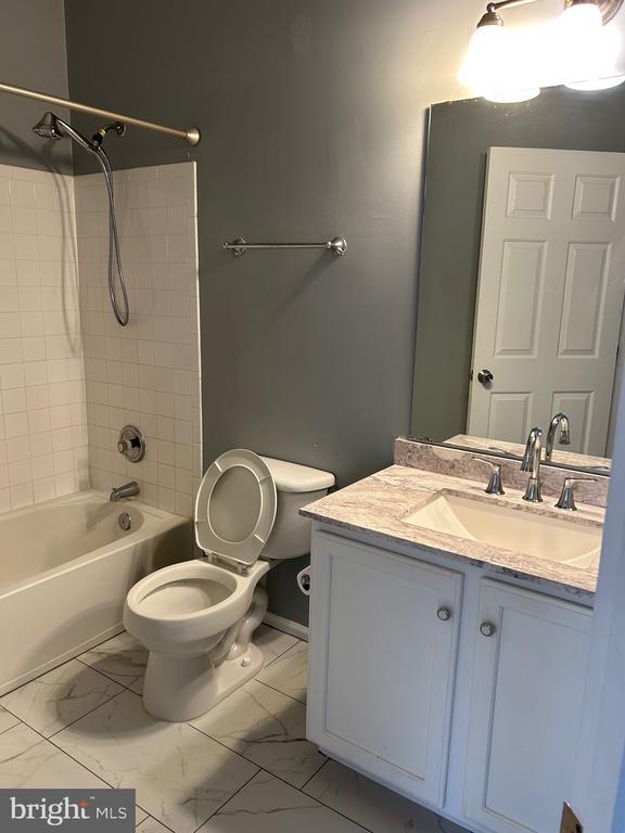 Building Photo - 9602 Woodview Dr